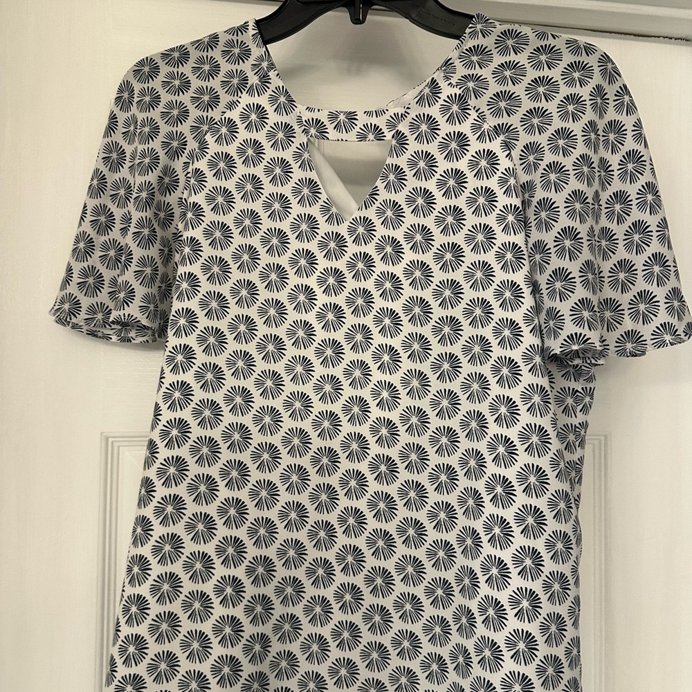 Stylish Banana Republic Women's Top with Navy Pattern